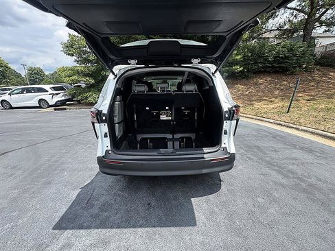 Used 2025 Toyota Sienna XLE FWD image 23
