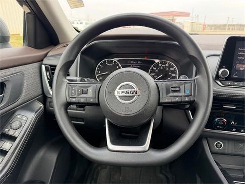 Used 2021 Nissan Rogue SV image 11