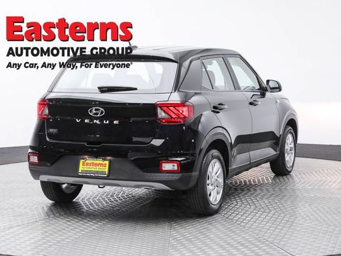 Used 2025 Hyundai Venue SE image 5