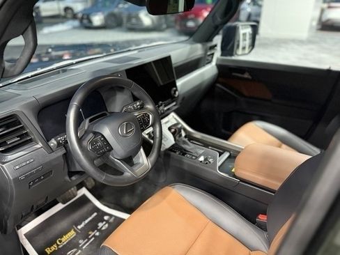Used 2024 Lexus GX 550 w/ Accessory Package (31) image 8