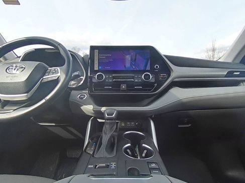 Used 2023 Toyota Highlander XLE AWD/4WD image 27