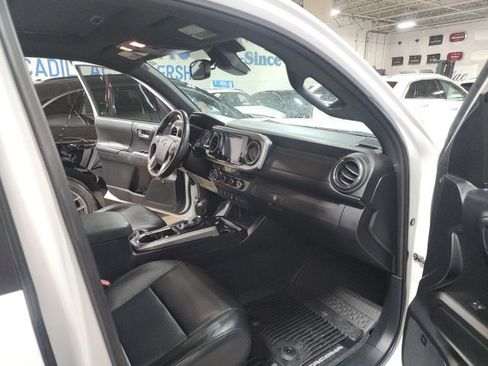 Used 2018 Toyota Tacoma SR image 11