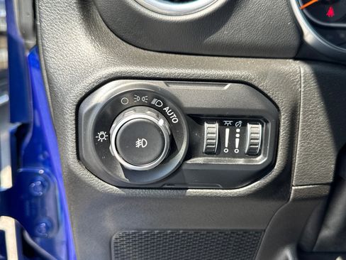Used 2018 Jeep Wrangler Unlimited Sahara AWD/4WD image 16