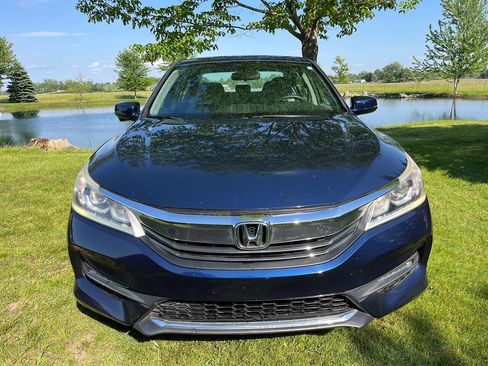 Used 2017 Honda Accord EX image 2
