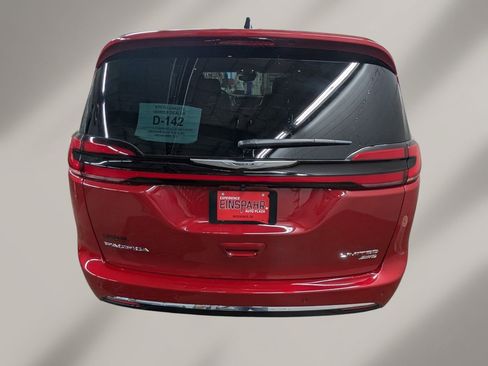 New 2026 Chrysler Pacifica Limited image 27