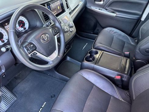 Used 2017 Toyota Sienna SE FWD image 4