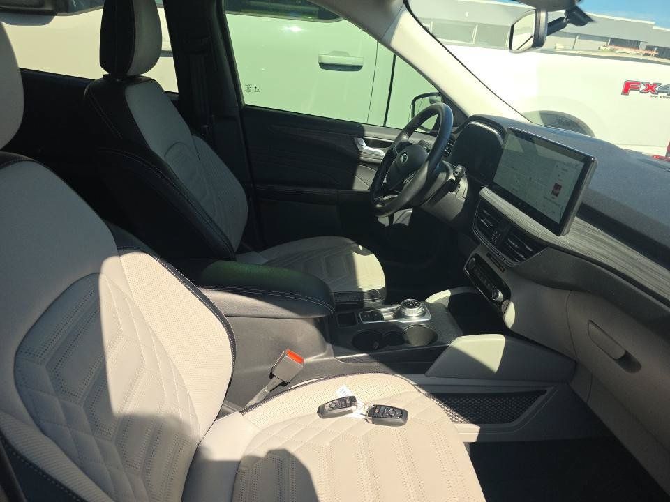 Used 2023 Ford Escape Platinum w/ Premium Technology Package AWD/4WD image 6