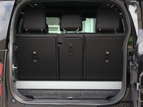 Used 2023 Land Rover Defender 90 SE image 8