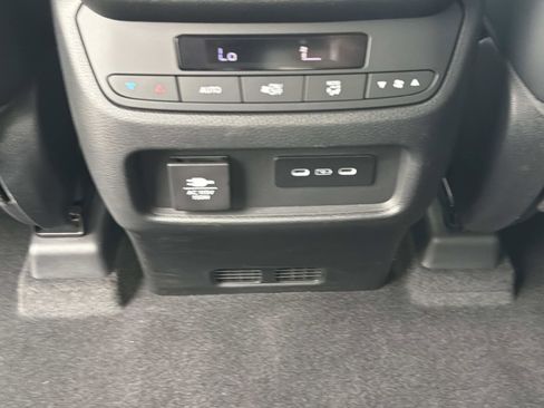 Used 2025 Honda Pilot TrailSport image 15