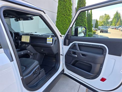 New 2025 Land Rover Defender 90 X-Dynamic SE image 25