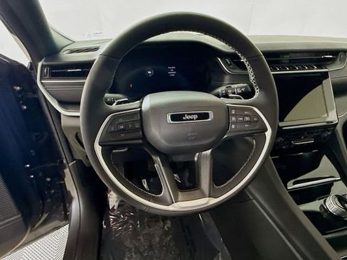 Used 2024 Jeep Grand Cherokee Altitude image 11