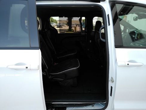 Used 2025 Chrysler Pacifica Limited FWD image 26