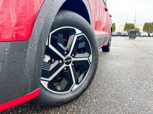 Used 2024 Kia Niro EX image 2