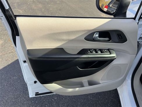 Used 2023 Chrysler Pacifica Touring-L image 12