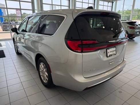 Used 2024 Chrysler Pacifica Touring-L FWD image 43