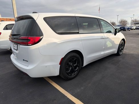 Used 2024 Chrysler Pacifica Select image 5