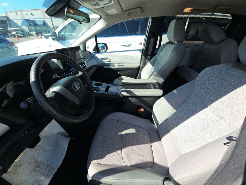 Used 2025 Toyota Sienna LE FWD image 9