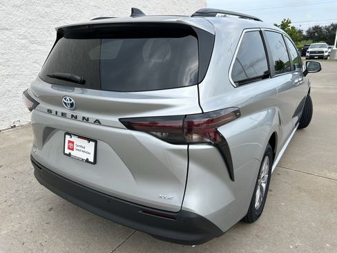 Certified 2025 Toyota Sienna XLE FWD image 6