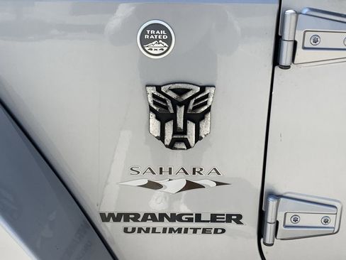 Used 2016 Jeep Wrangler Unlimited Sahara w/ Connectivity Group image 7