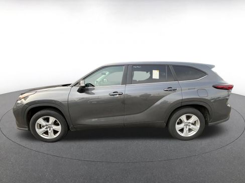 Used 2025 Toyota Highlander LE image 4