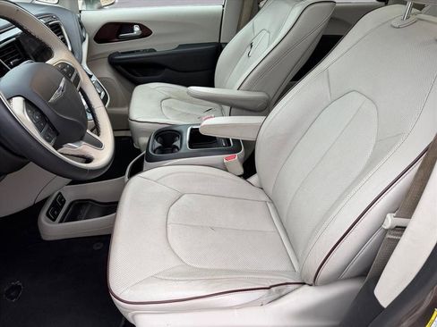 Used 2017 Chrysler Pacifica Limited w/ UConnect Theater Package image 11