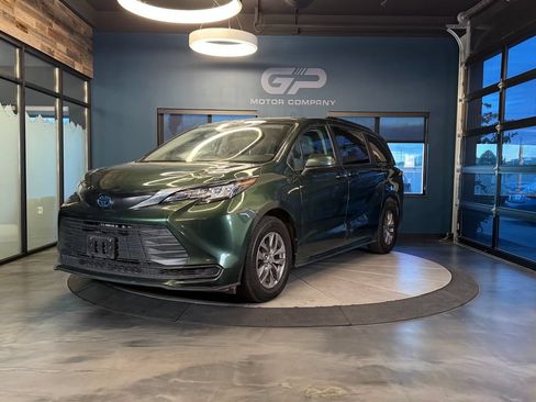 Used 2023 Toyota Sienna LE AWD/4WD image 7