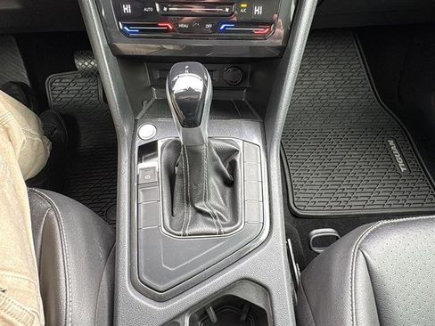 Used 2022 Volkswagen Tiguan SE w/ Panoramic Sunroof Package image 26