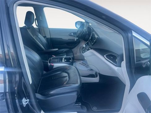 Used 2018 Chrysler Pacifica Touring-L image 15