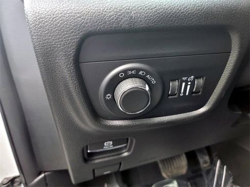 Used 2023 Jeep Grand Cherokee Laredo X image 31