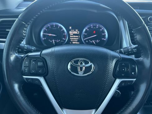 Used 2019 Toyota Highlander XLE AWD/4WD image 25