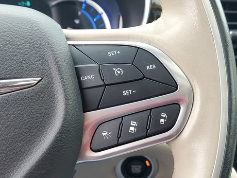 Used 2021 Chrysler Pacifica Limited w/ Uconnect Theater Family Group FWD image 21
