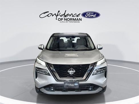 Used 2023 Nissan Rogue SV image 2