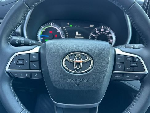 Used 2025 Toyota Highlander XLE AWD/4WD image 30