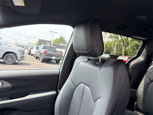 New 2025 Chrysler Pacifica Select image 25