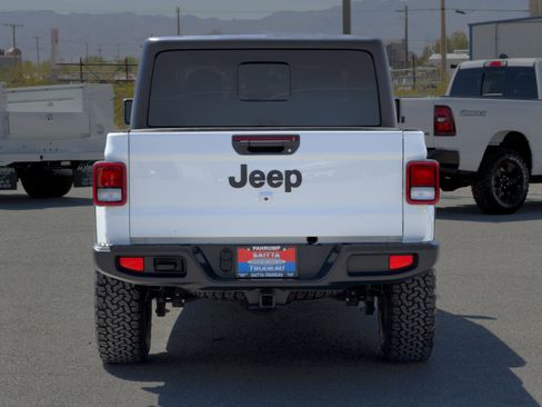 Used 2022 Jeep Gladiator Sport image 4