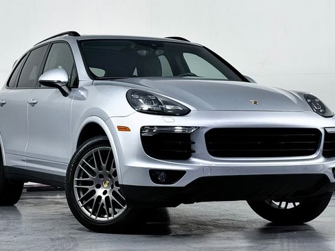 Used 2018 Porsche Cayenne Platinum Edition w/ Premium Package Plus image 2