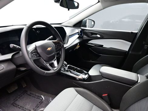 Used 2025 Chevrolet Trax LT w/ Driver Confidence Package FWD image 8