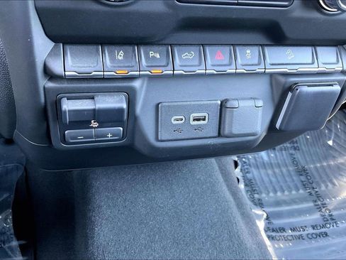 Used 2024 Chevrolet Silverado 2500 Custom w/ Custom Value Package AWD/4WD image 31