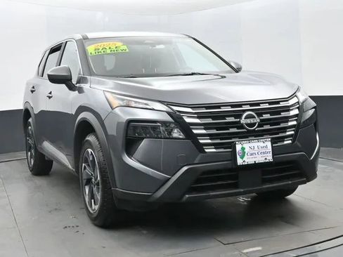 Used 2025 Nissan Rogue SV image 3