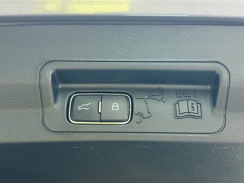 Used 2023 Ford Explorer XLT image 13