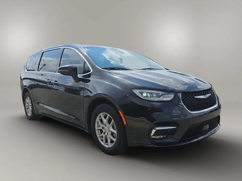 Used 2023 Chrysler Pacifica Touring-L FWD image 3