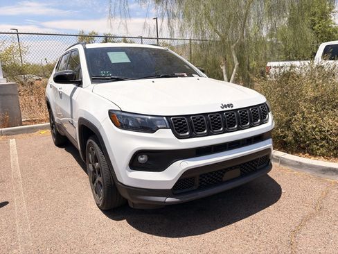 Used 2025 Jeep Compass Latitude w/ Altitude Special Edition AWD/4WD image 3
