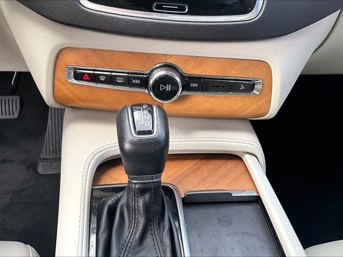Used 2022 Volvo XC90 T6 Momentum w/ Advanced Package AWD/4WD image 32