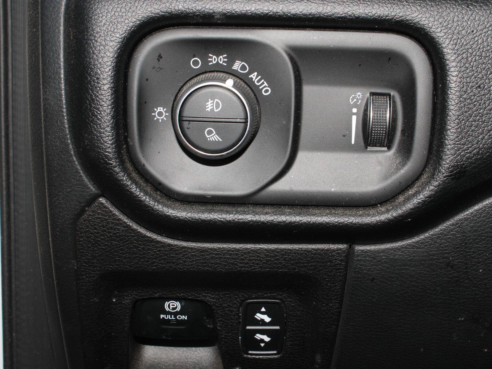 Used 2022 RAM 1500 Big Horn w/ Night Edition AWD/4WD image 8