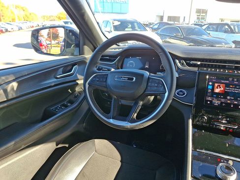 Used 2023 Jeep Grand Cherokee Altitude image 15