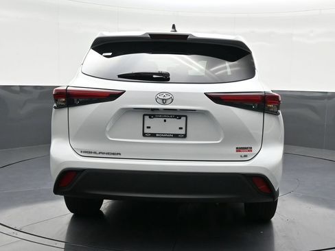 Used 2024 Toyota Highlander LE image 4