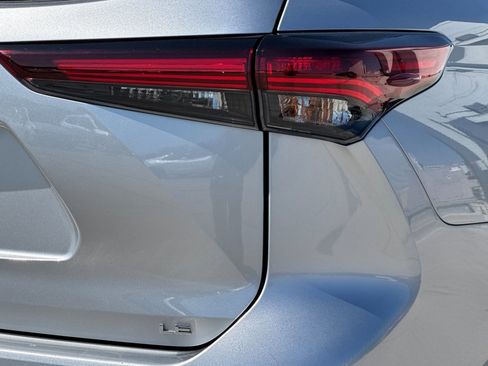 Used 2025 Toyota Highlander LE FWD image 13