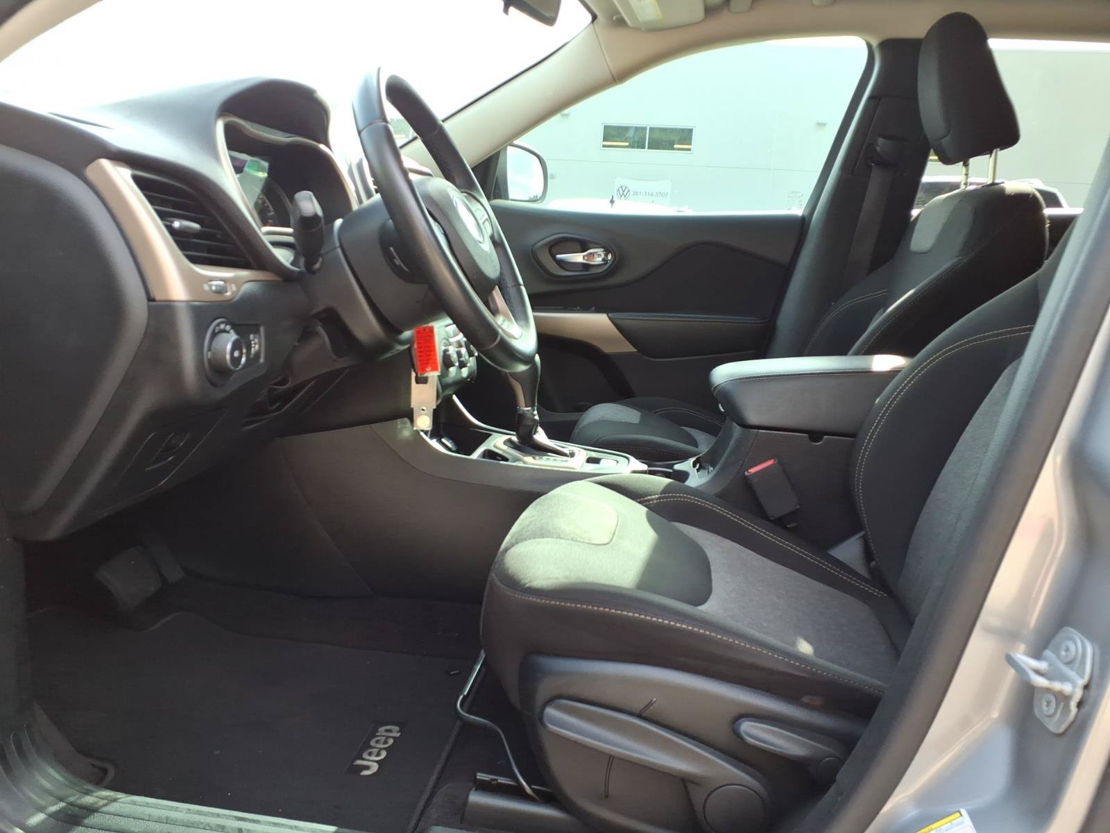 Used 2018 Jeep Cherokee Latitude w/ Altitude Package FWD image 14