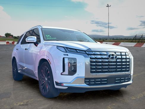 Used 2023 Hyundai Palisade Calligraphy w/ Cargo Package FWD image 2
