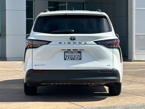 Used 2025 Toyota Sienna LE AWD/4WD image 5